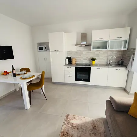 Erika - For 2 Near The Apartament Pula